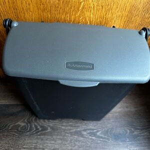 Rubbermaid Automotive 3317-40 Hanging Trash Can: Leakproof Car Garbage Bin/Waste
